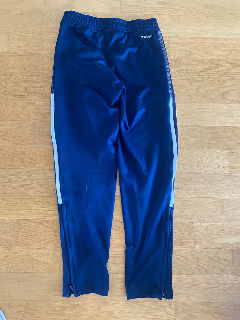 Adidas Pantaloni: Adidas Trainingshose 140 – Usato da Zürich venduto da GueBi2009 1