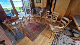 Komplettes 8er-Set Landhaus-Stühle aus Holz mit Binsengeflec