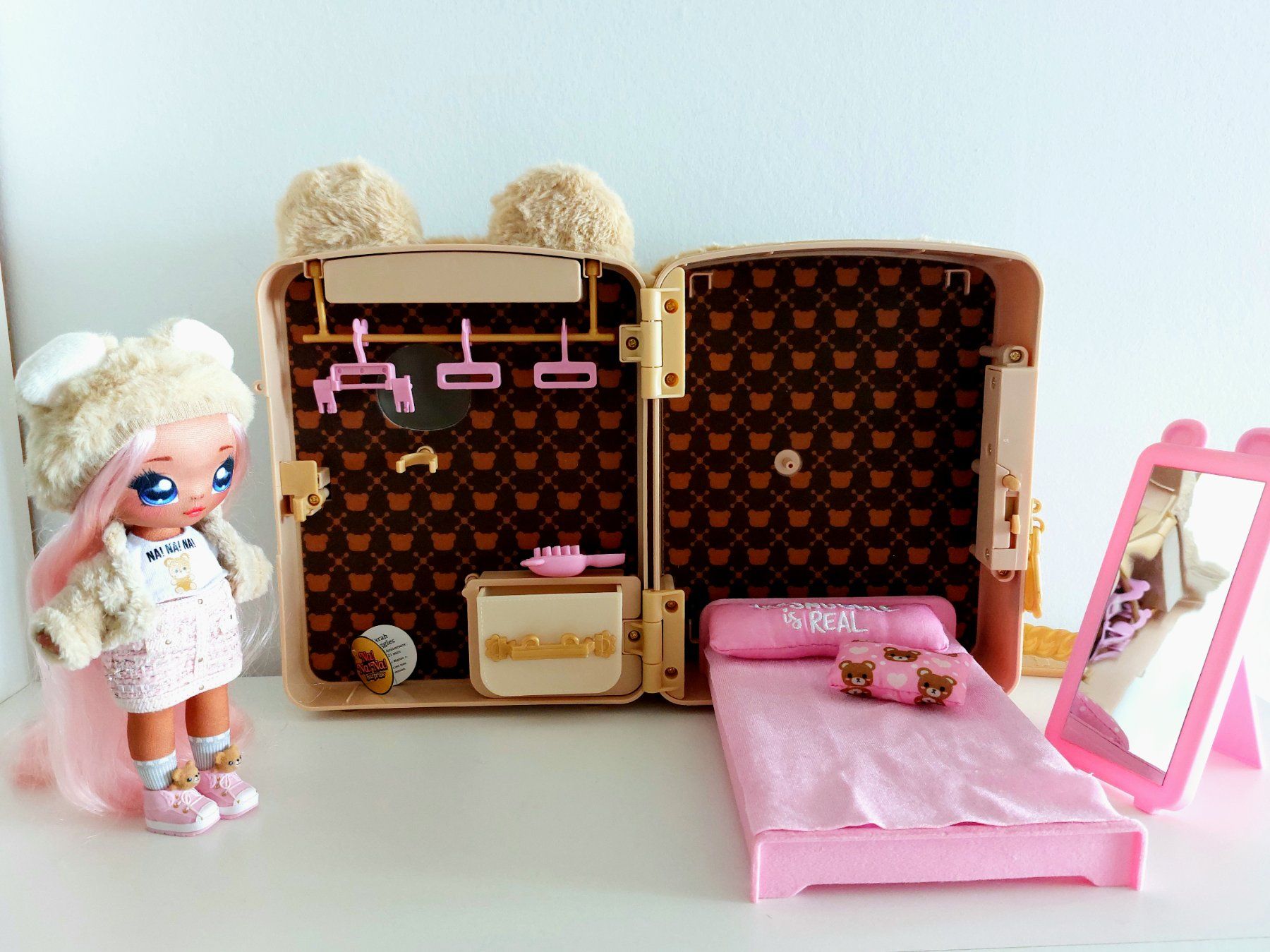 MGA Puppen: Poupée NA NA NA Surprise Backpack Bedroom – Gebraucht aus Genève von anam44 4