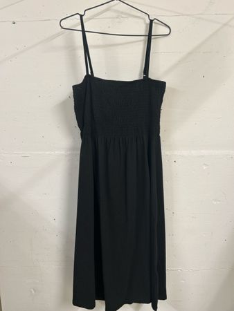 Schwarz Smockkleid midi, Grösse M, leicht und luftig ☀️
