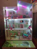 Maison de poupées avec meubles et lumières LED bon état