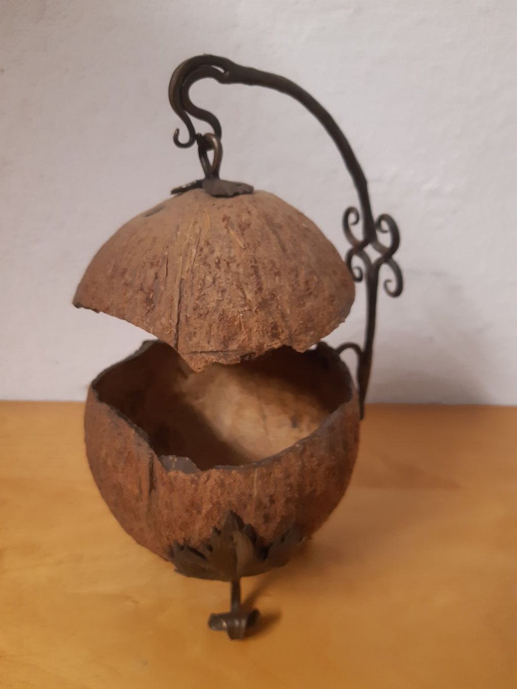 Statuette: Little coconut and iron object – Usato da Verscio venduto da giamma1985