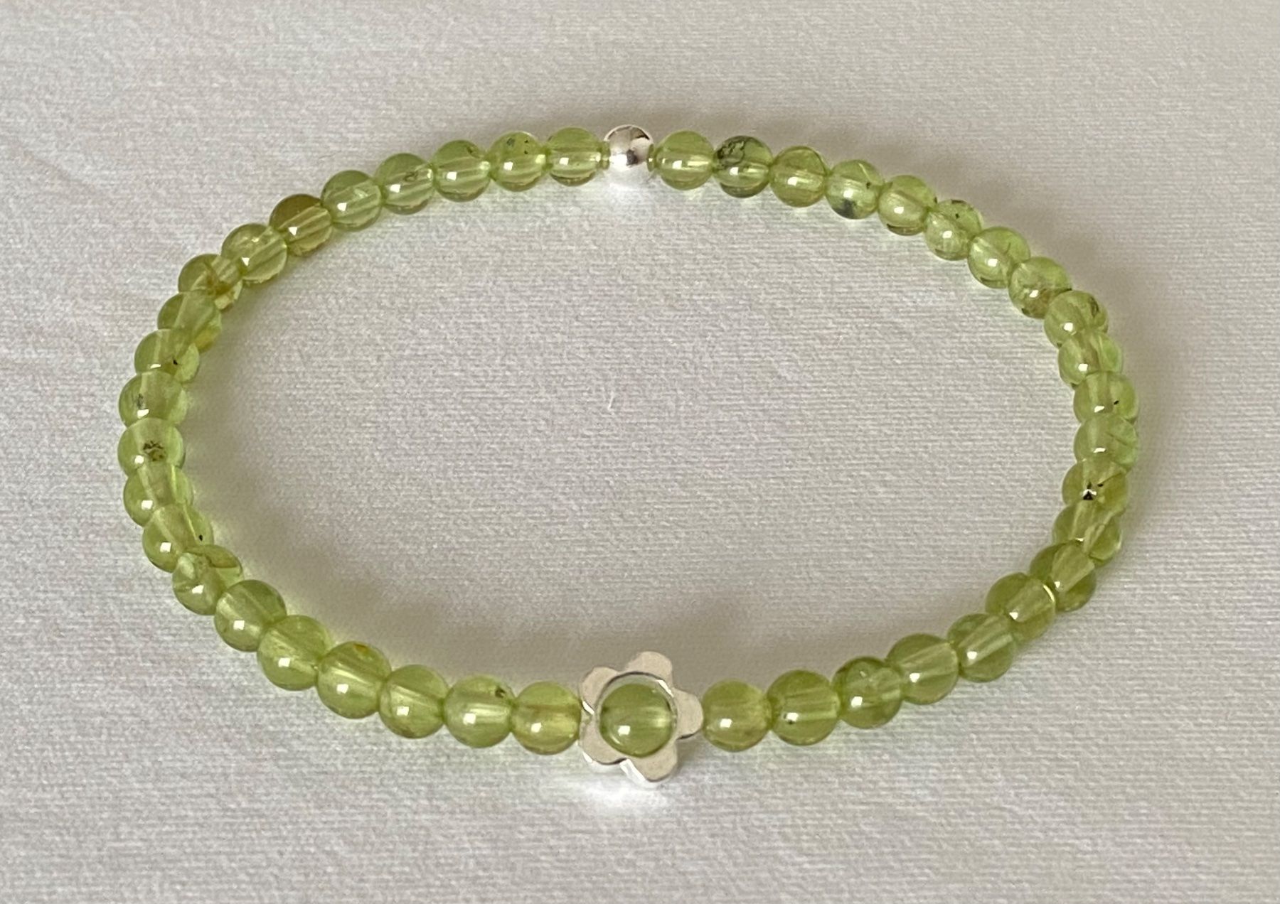 Armbänder & -reifen: Edelstein Armband Peridot mit Silber auf Mass – Neu und originalverpackt aus Zuzwil SG von Lemliskat