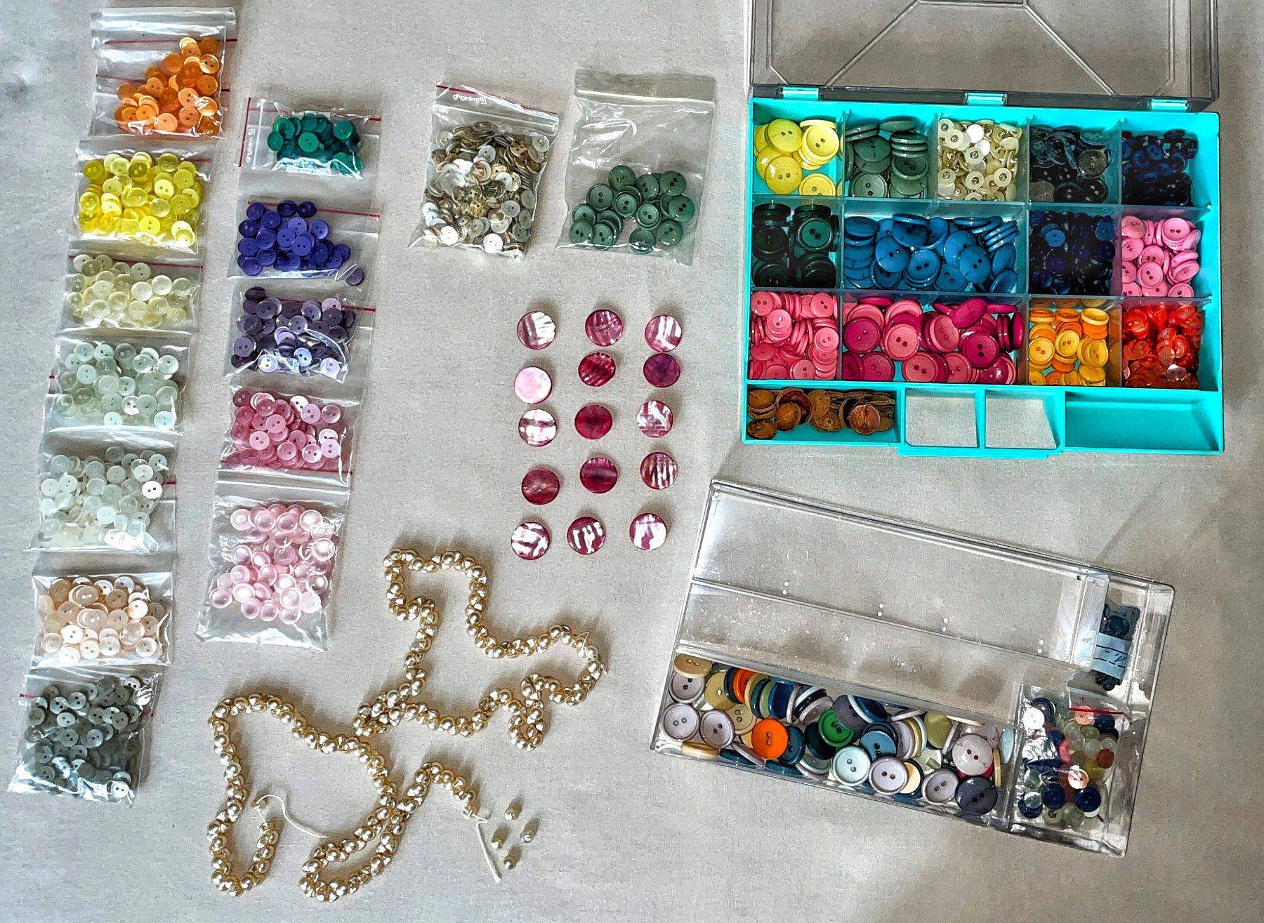 Kit bricolage: Knopf-Paradies: Grosse Sammlung sortiert in Box – Nuovo (secondo la descrizione) da Adliswil venduto da Duenenwanderer 4