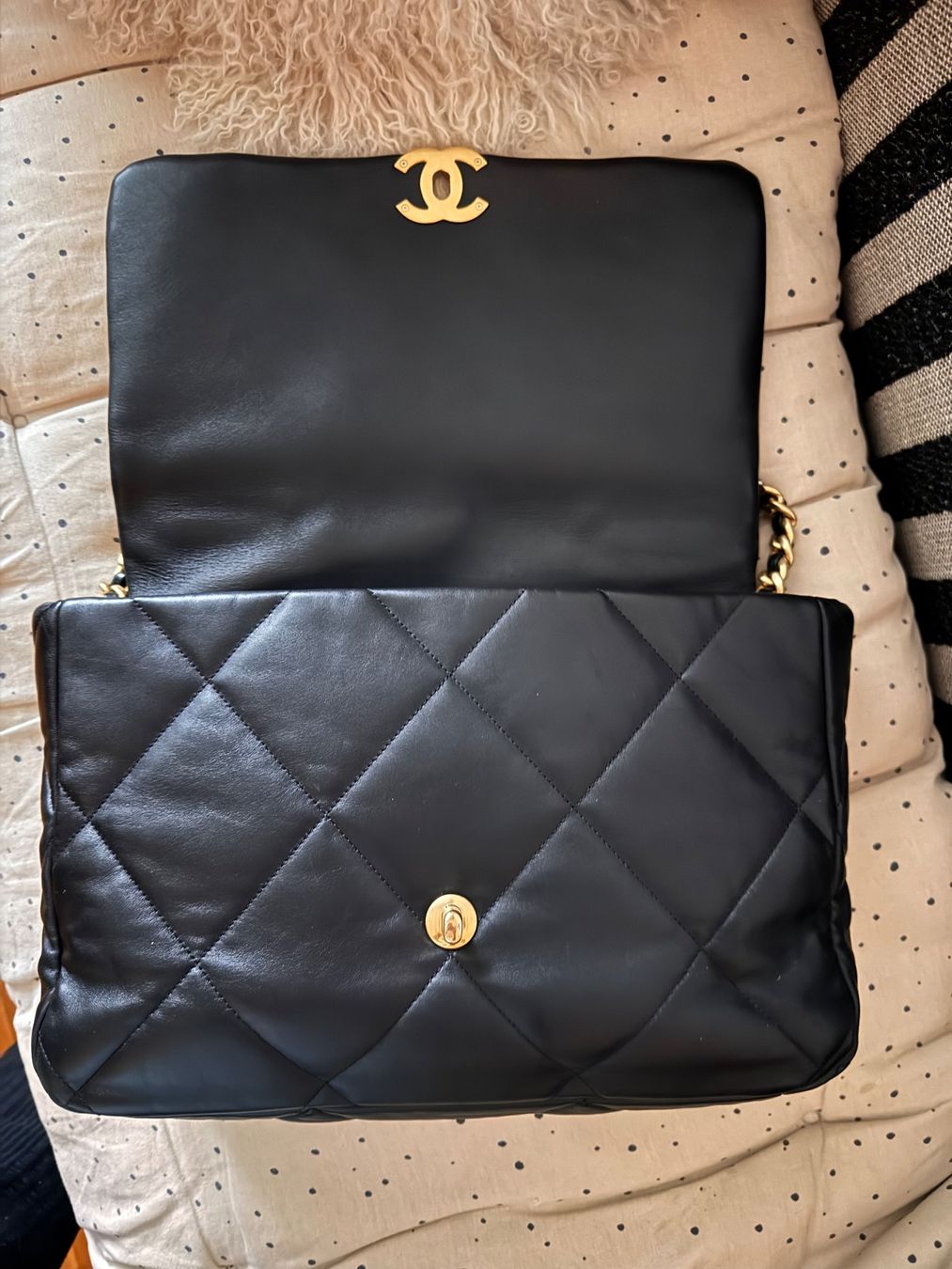 Chanel Borse: Chanel 19 Black Quilted Leather Maxi Flap Bag – Usato da Zürich venduto da NNK28 1