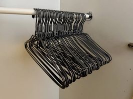 Lot de cintres en metal et plastique (41)