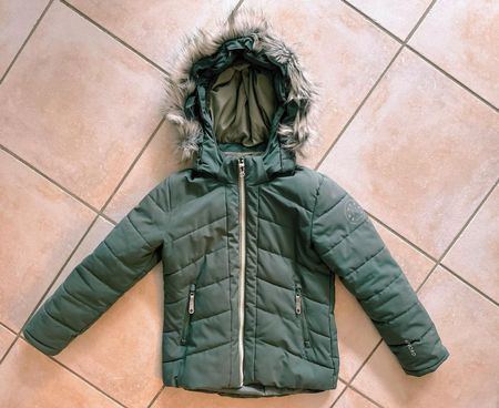 grüne (Salbei) farbige Winterjacke Gr. 128 abnehmbare Kapuze