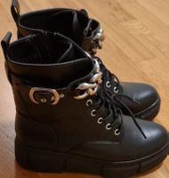 Schwarze Boots mit Schnalle und Details, Grösse 39
