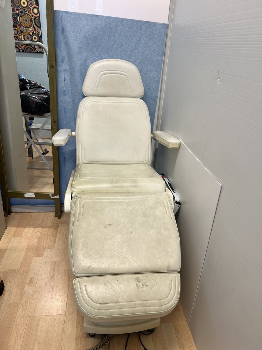 Lettini & sedie per cosmetici: Kosmetikliege Behandlungsstuhl Creme - – Usato da Dällikon venduto da AutomobileMastroGmbH 5