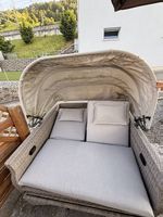 Moderne Liegelounge / Outdoor-Lounge mit Dach & Fussablage
