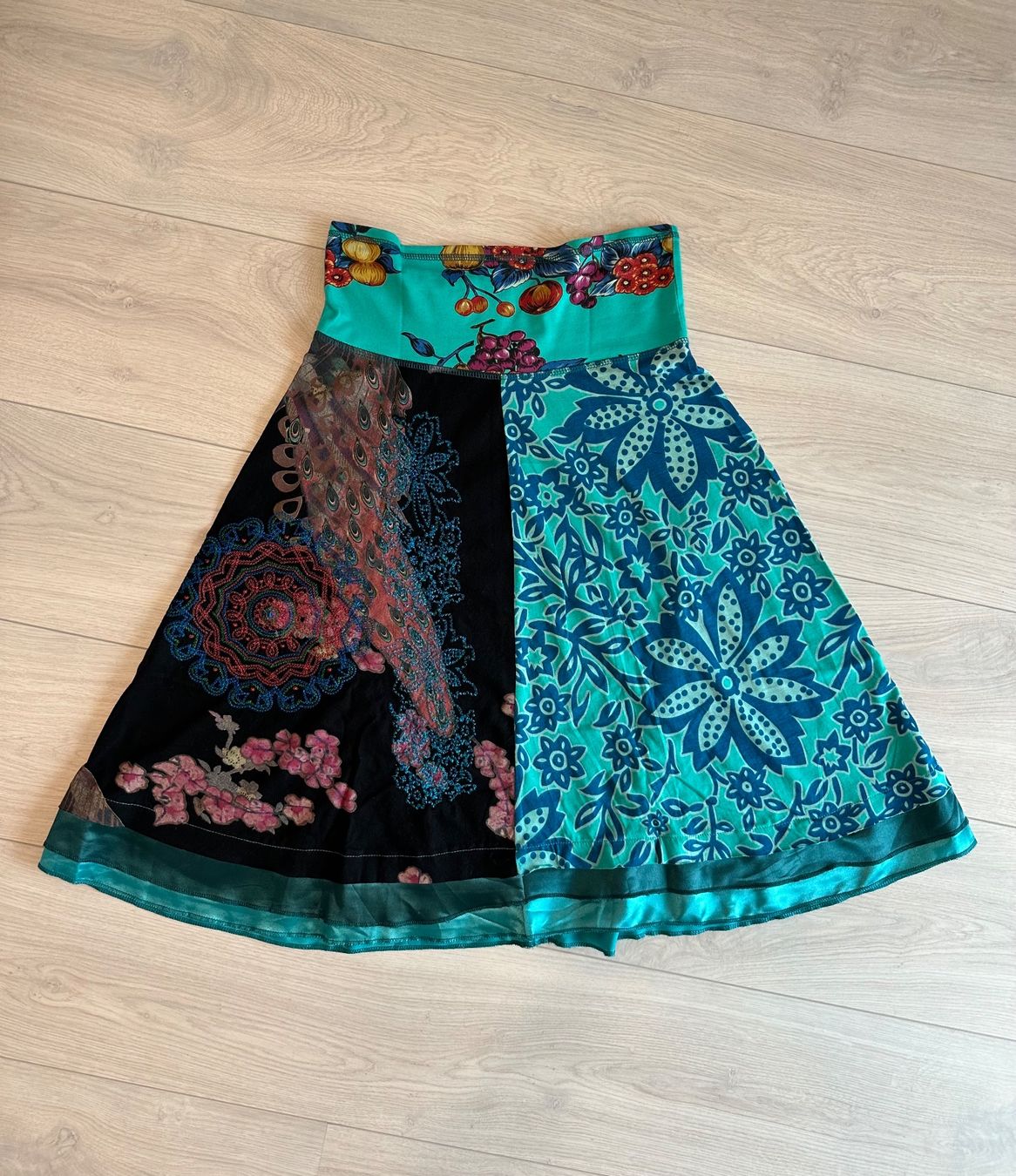 Desigual Gonne: Jupe Desigual – Nuovo (secondo la descrizione) da La Neuveville venduto da flodocha 1