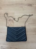 Schwarze Umhängetasche mit Kette, neuwertig, Top Zustand