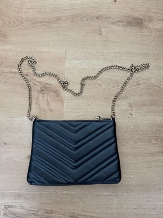 Schwarze Umhängetasche mit Kette, neuwertig, Top Zustand