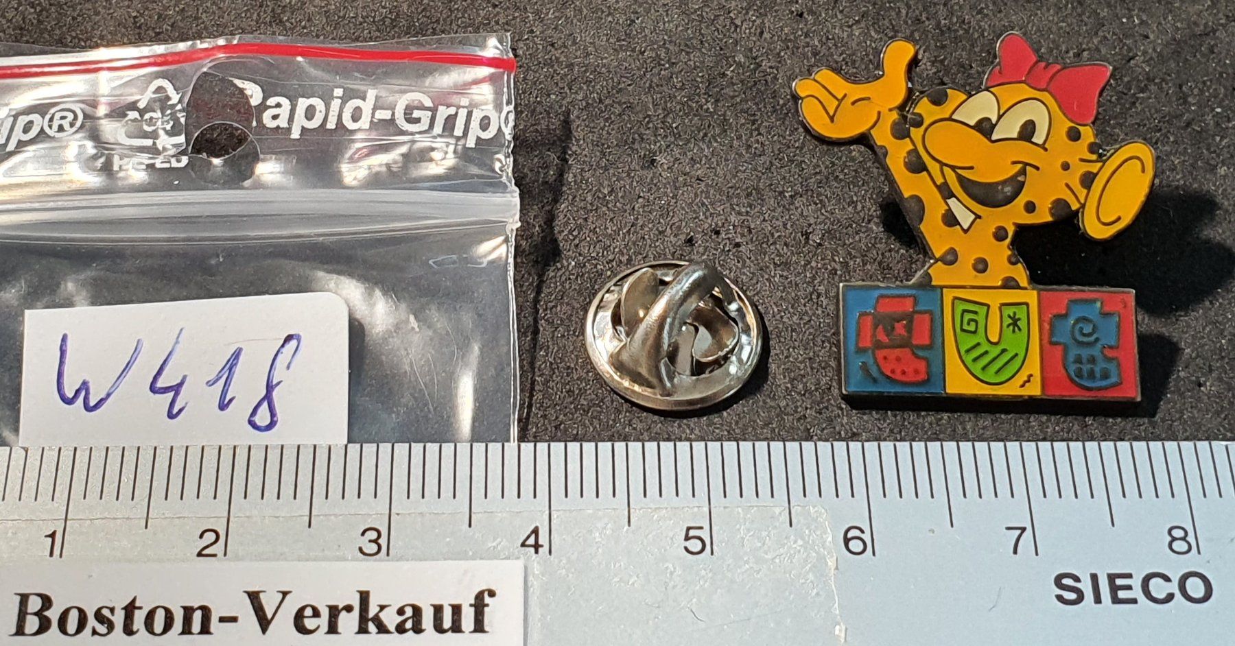 Placchette & Badge: W418 - Pin tut Heftli Figur – Usato da Reinach BL venduto da Boston-Verkauf 1