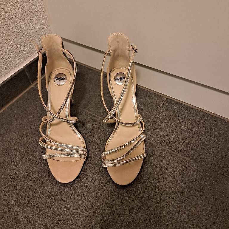 Damenschuhe: Riemchensandaletten  – Neu und originalverpackt aus Neftenbach von sam_jbb5 2