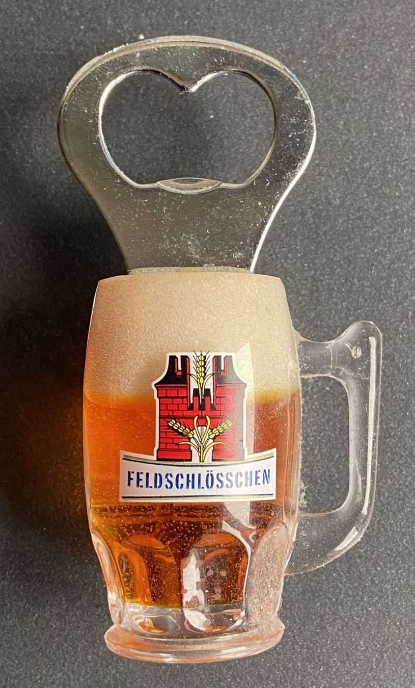 Apribottiglie & Tappi per chiusura: Feldschlösschen Flaschenöffner mit Magnet rückseitig – Usato da Böckten venduto da Hansi36