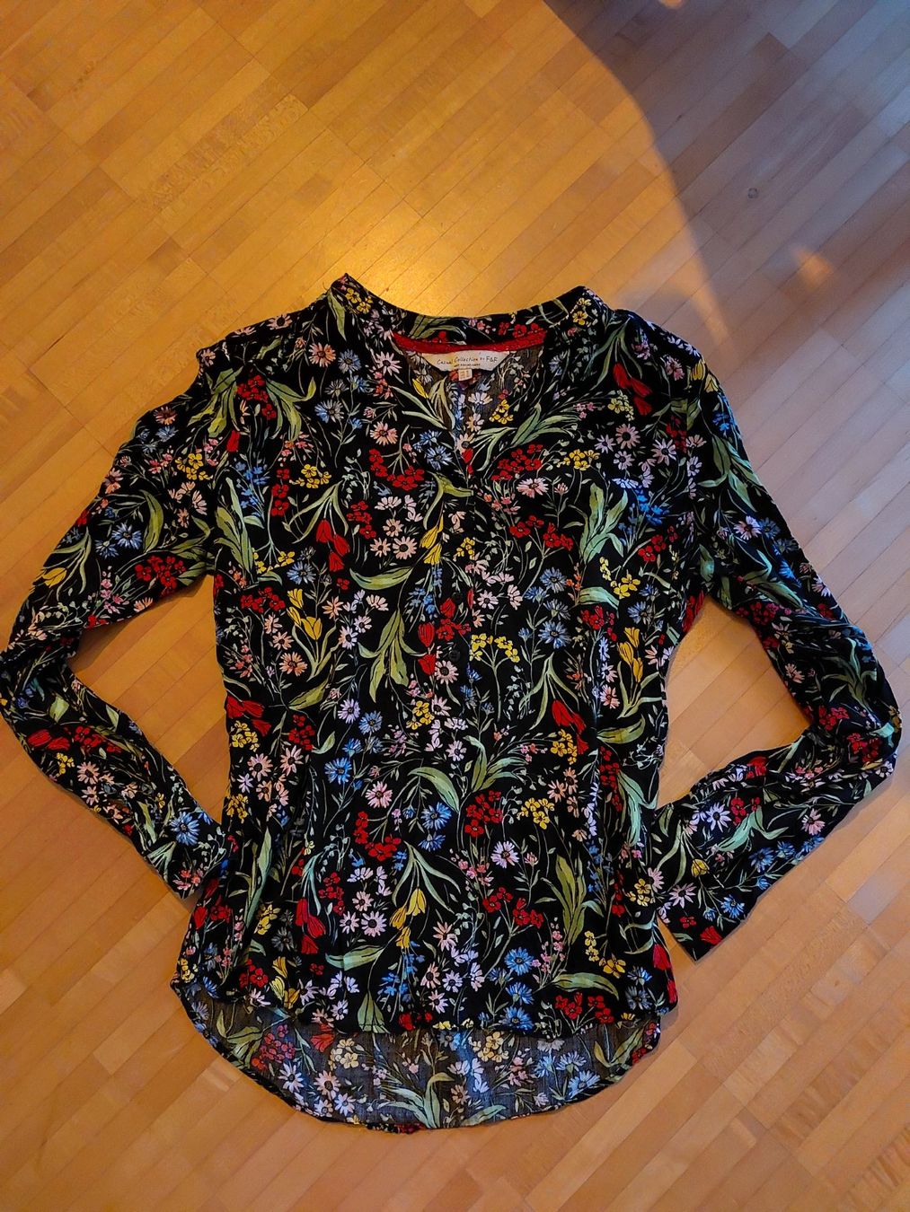 Blusen: Bluse mit Blumen S – Gebraucht aus Zürich von zuz_9qry