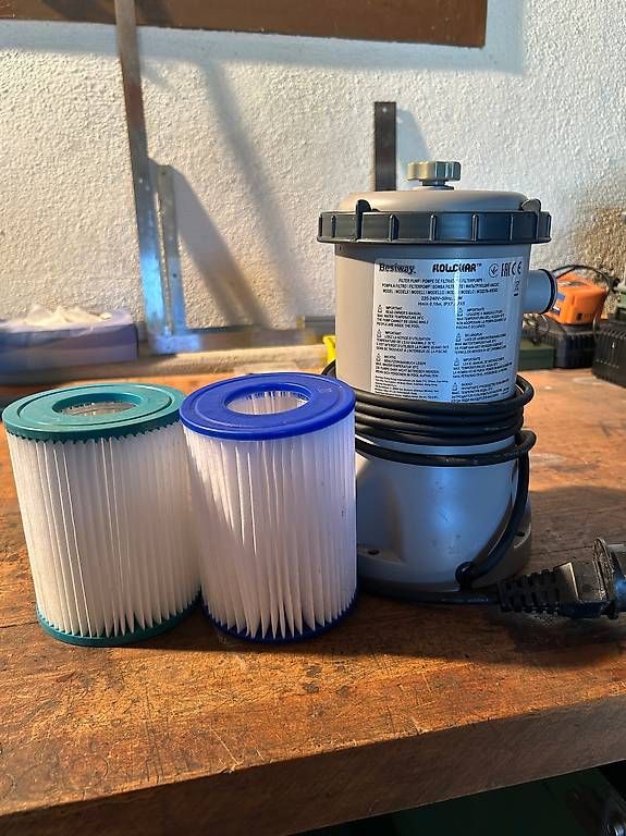 Accessori per Piscine: Schwimmbadpumpe mit 2 Filterkartuschen – Usato da Oberkulm venduto da mas_6gbz