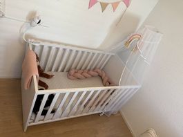Babybett 70 × 140 cm inkl. Umbauset, Matratze & Betthimmel