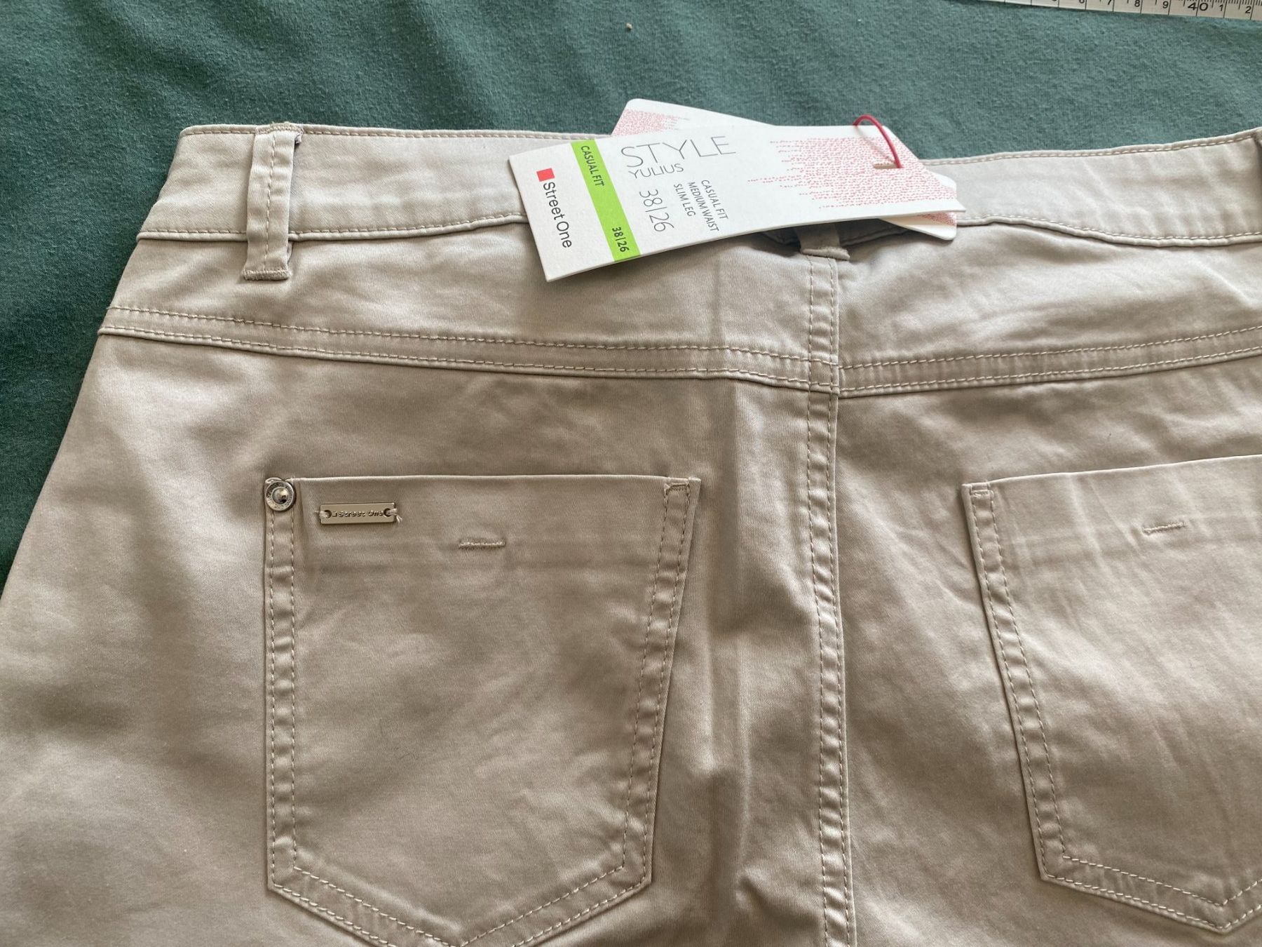 Pantaloni: NEU, StreetOne Hose, hell-grau, elast., Gr. ca 40 resp.38/26 – Nuovo e nell'imballaggio originale da Gümligen venduto da Primeselection 2