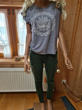 Sehr schönes Shirt (unikat) mit oliv grüner Jeans gr.38/m