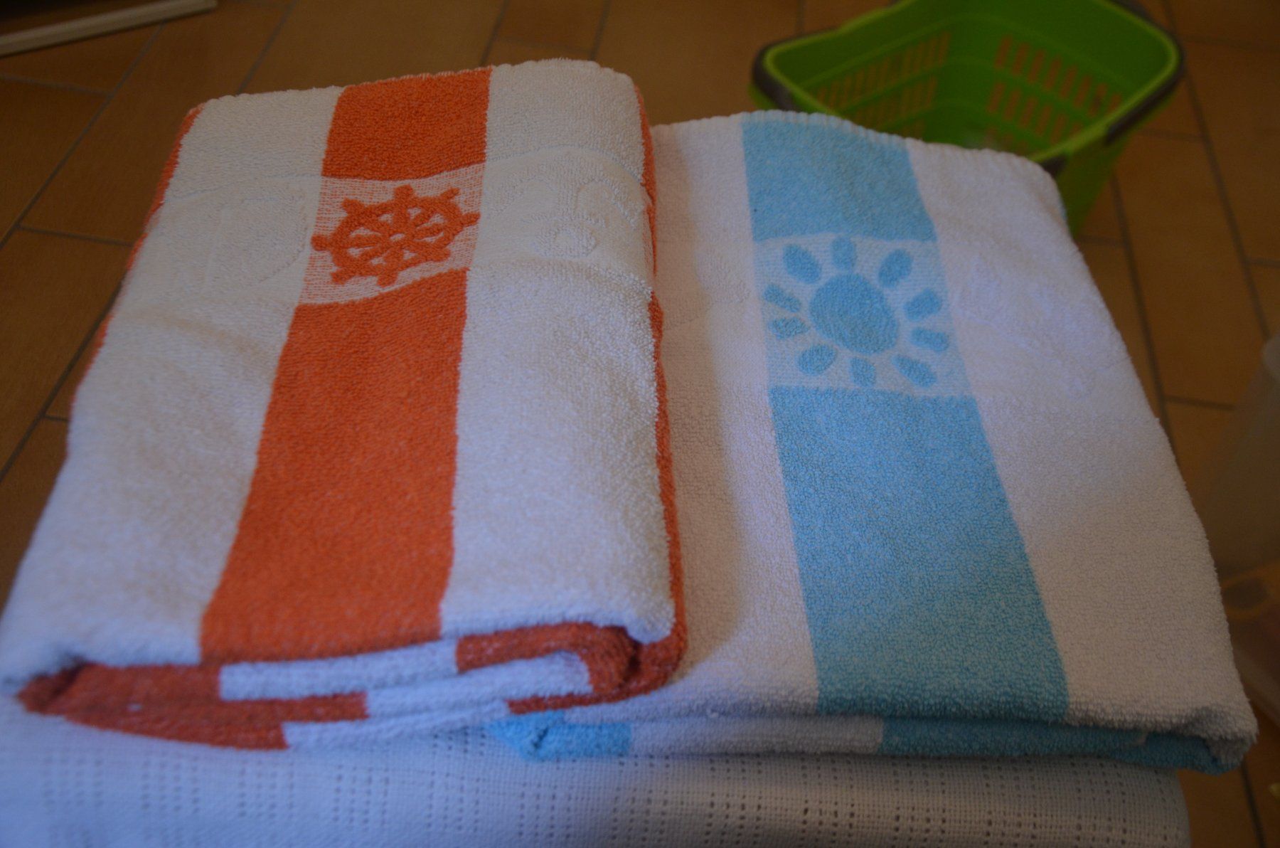 Teli da bagno: 2 STUCK - SERVIETTE DE BAIN - 2 X CM 150X85 – Usato da Chiasso venduto da Dolly015