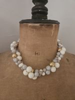 collier TRIFARI 1980' perles dures plastiques blanc gris