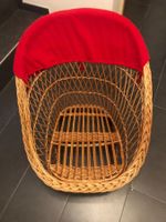 Korb Sessel mit rotem Kissen,  Vintage Style