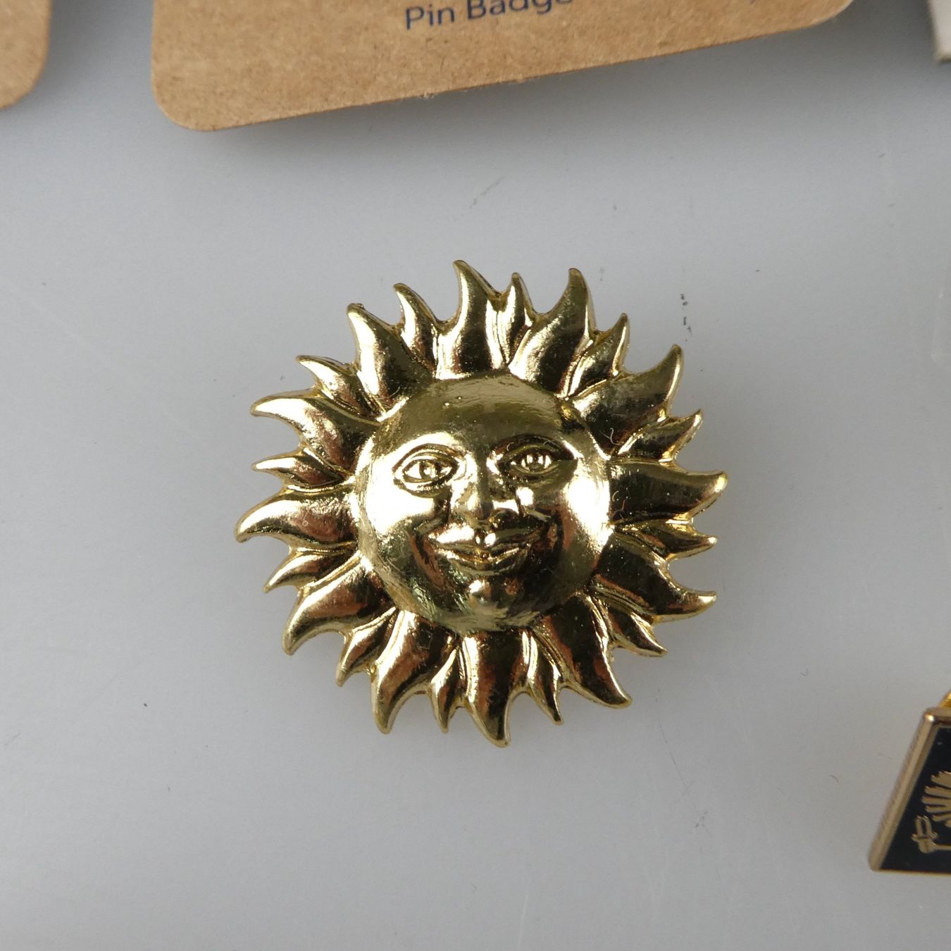 Placchette & Badge: Sammlung verschiedener Anstecknadeln – Usato da Volketswil venduto da brockipfannenstil 6