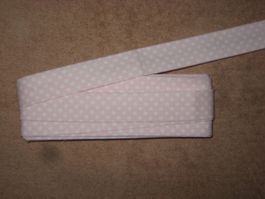 Schrägband BW blass rosa mit weissen Punkten