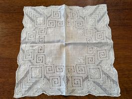 Taschentuch mit Stickerei weiss quadratisch gebraucht
