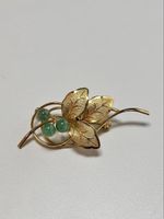 Vintage Gold-Plated Jade Brooch – Three-Stone Mount