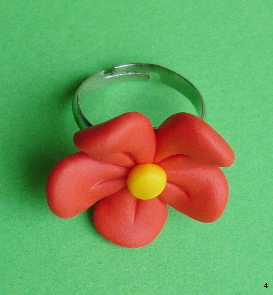 Anelli: Cooler Ring mit roter Fimoblume – Nuovo (secondo la descrizione) da St.Gallen venduto da Paddington11 2