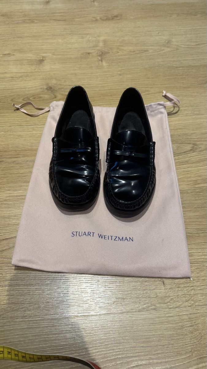 Stuart Weitzman Scarpe da donna: Stuart Weitzman Black Loafers – Usato da Dinhard venduto da emi_6jdk