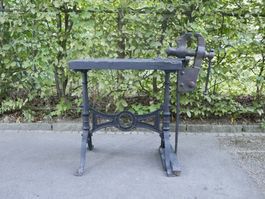 MASSIVE WERKBANK MIT SCHRAUBSTOCK GUSSEISENFÜSSEN JUGENDSTIL