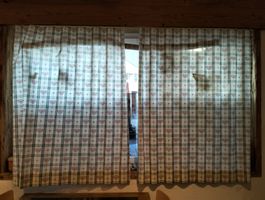 Vorhang mit Herzmuster Karomuster Stoff guter Zustand
