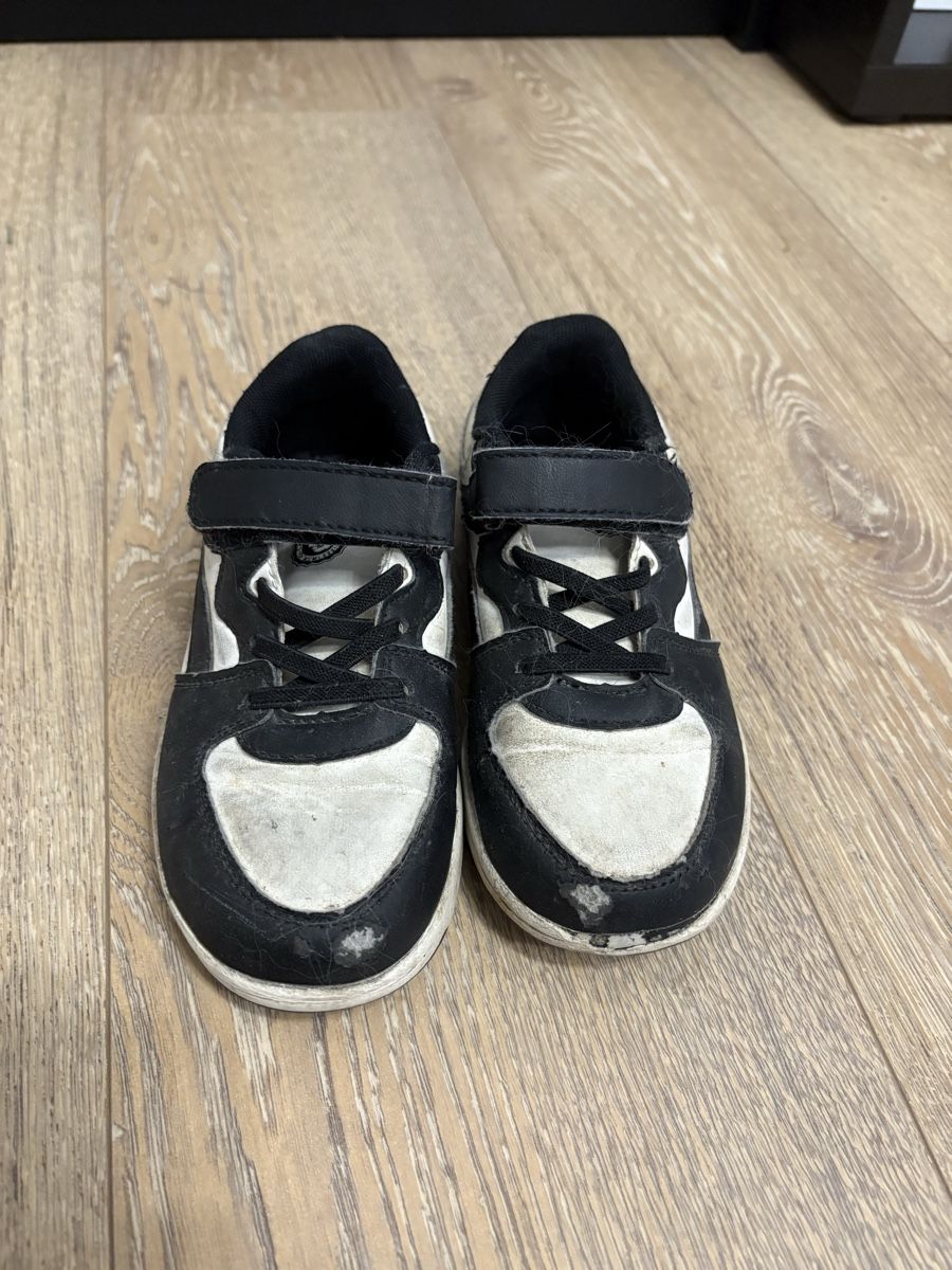 Schuhe für Jungen: Chaussures t.30 – Gebraucht aus Yverdon-les-Bains von Livia.vtier