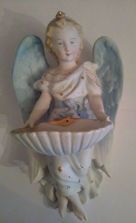 Petit Bénitier Mural Ancien En Biscuit Peint - Angelot Ange - 10,3 X 6 Cm