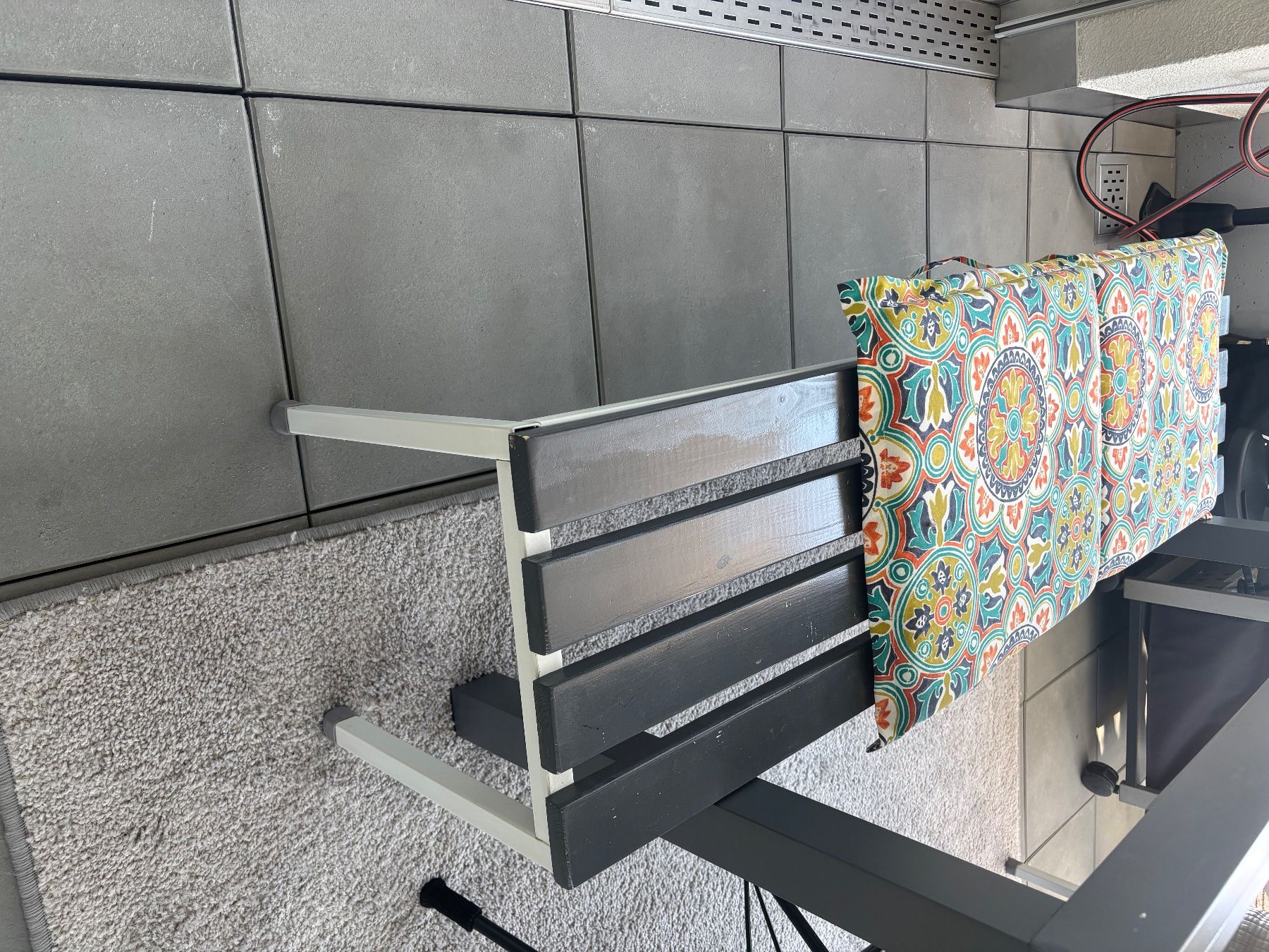 Bancs: 2 Gartenbänke, graue Metallgestell – D'occasion à Seuzach par Saui88