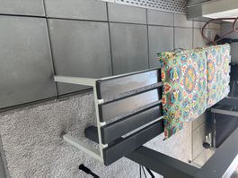 2 Gartenbänke, graue Metallgestell