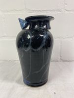 Elegante Keramikvase, dunkelblau mit hellem Dekor, Vintage