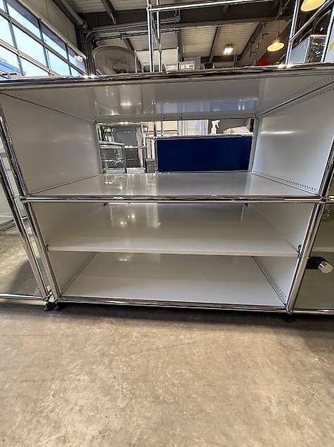 USM Kommoden: USM Sideboard weiss mit Glastür, Ausstellungsmodel – Gebraucht aus Lenzburg von Buerokonz 2