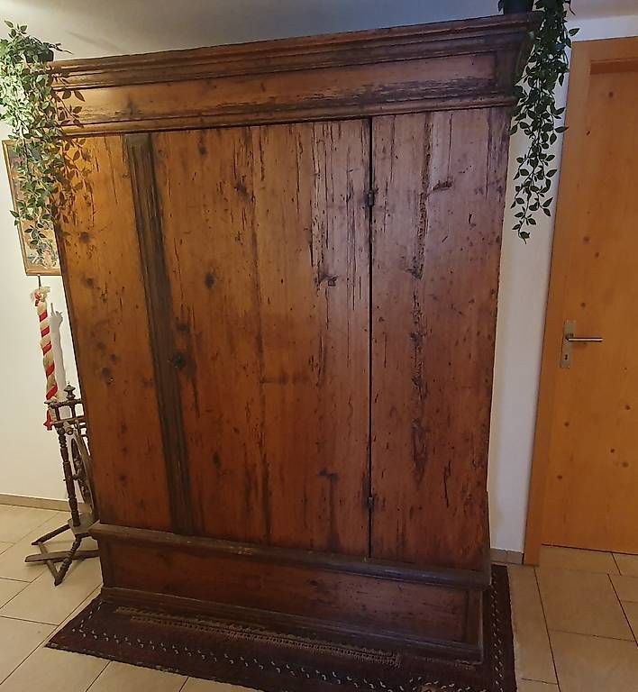 Schränke: Sehr schöner antiker Schrank – Gebraucht aus Waltensburg/Vuorz von Buddhas 1