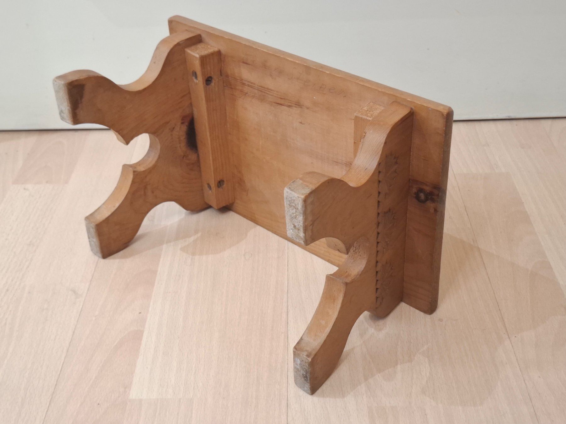 Sgabelli: Vintage handgeschnitzter alpiner Schweizer Holzhocker 1952 – Usato da Zürich venduto da bruzolda 6