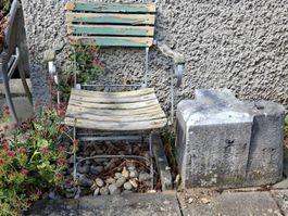 Alter unrestaurierter Gartenstuhl