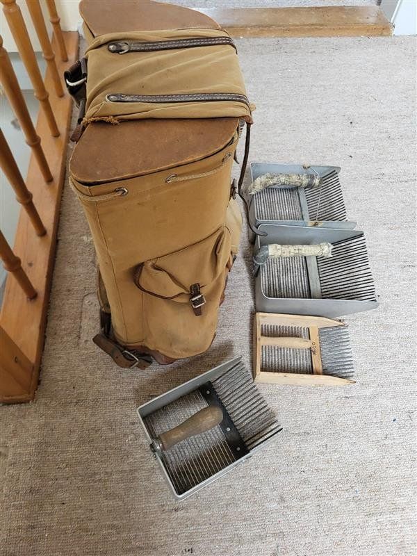 Swiss Tutti gli attrezzi: Heidelbeerrechen mit Vintage Rucksack – Usato da Hettiswil b. Hindelbank venduto da andrea066