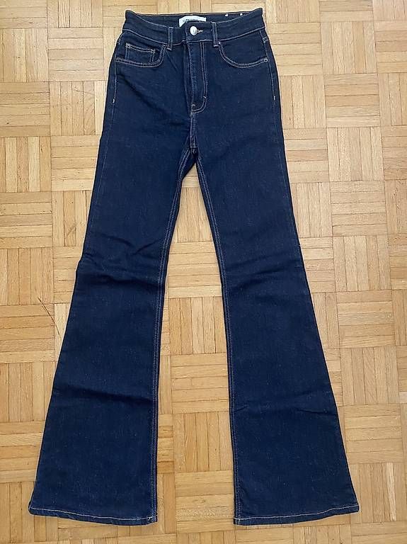Jeans: Jeans pattes d'éléphant  – Neu und originalverpackt aus Lausanne von tol_8f65 1