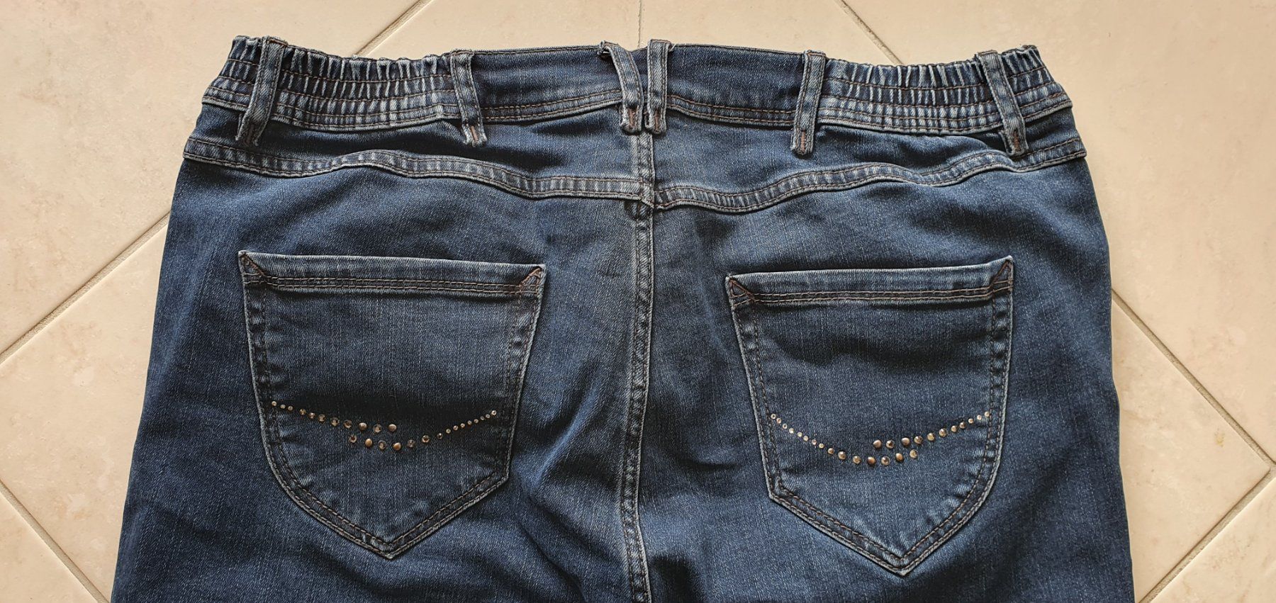 Jeans: Bequeme 7/8 Jeans mit Strass-Deko und Elastbund Gr. 42 – Gebraucht aus Flawil von Seestern5 3