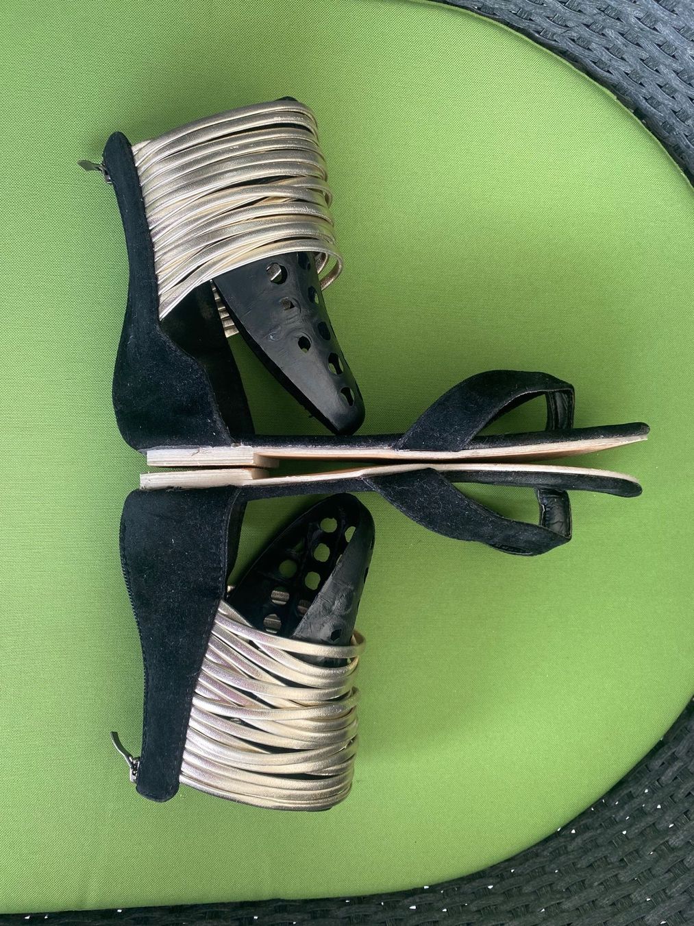 Damenschuhe: SUMMERTIME - stylische Flip-Flops mit Goldbänder, nero, 38 – Gebraucht aus Winkel von ferrari2022 5