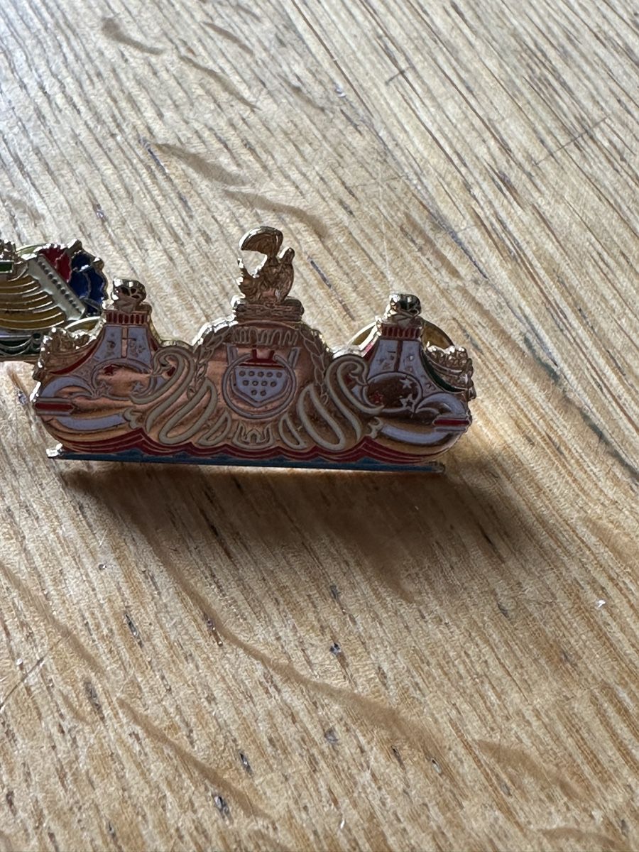 Poster & Bilder: Kölner Karneval Zug pin  – Gebraucht aus Bern von Ruhrallee 3